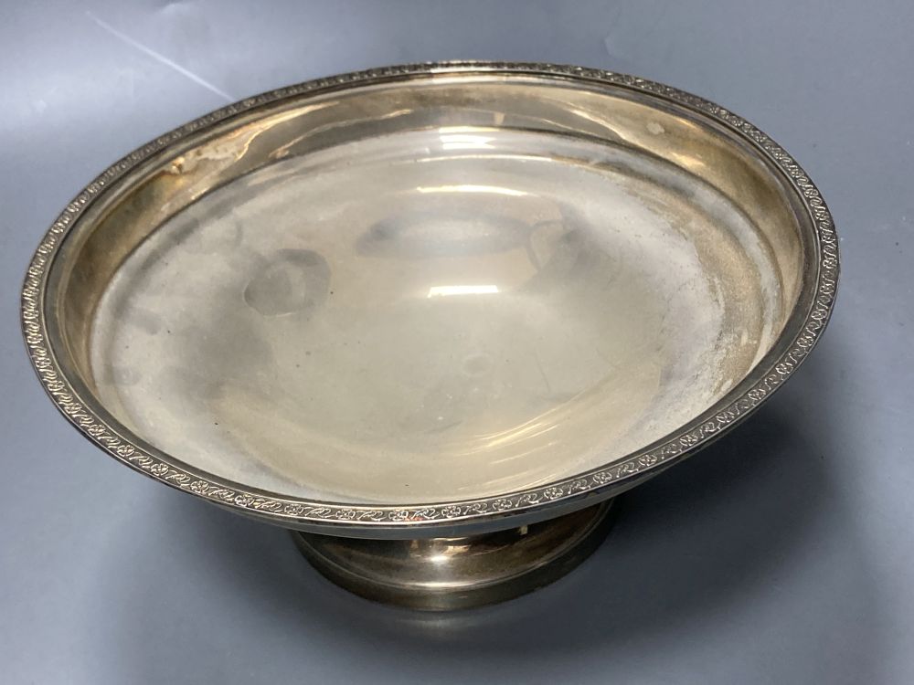 A George V silver pedestal fruit bowl, Birmingham, 1935, 21.7cm, 11oz.